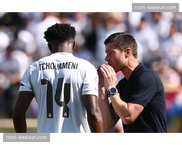 阿隆索调试皇马中场组合 克罗斯替代者难题待解 阿隆索调试皇马中场组合 克罗斯替代者难题待解